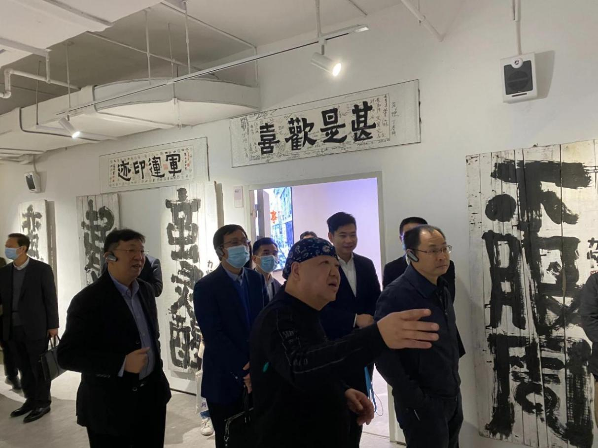 湖北省、市人大代表们莅临江汉路一号艺术中心考察“汉字造梦”