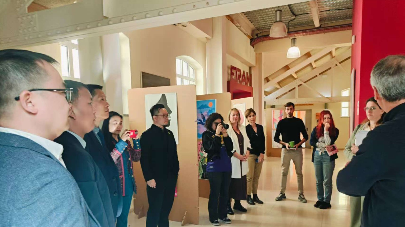 图：华韵奖学术委员会副主任委员庞志国俊进行学术交流。(图/CEIDA提供)